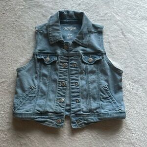 Cat and jack and denim vest size 7/8 bin:G1